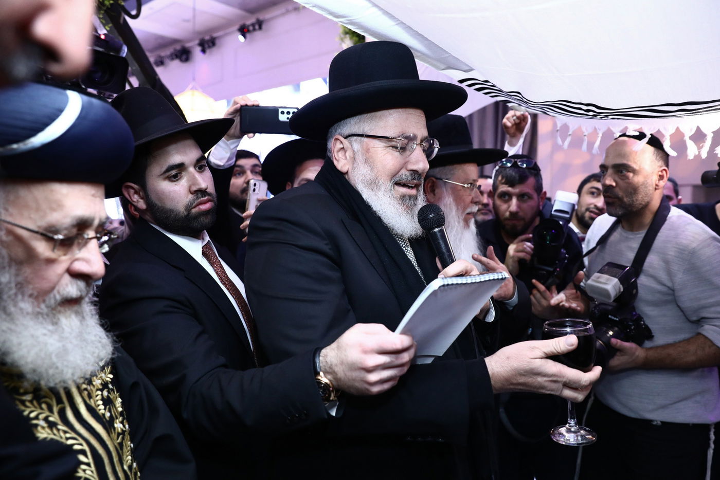 מזכה הרבים הרב יגאל כהן  חיתן את בתו הבכורה • תיעוד