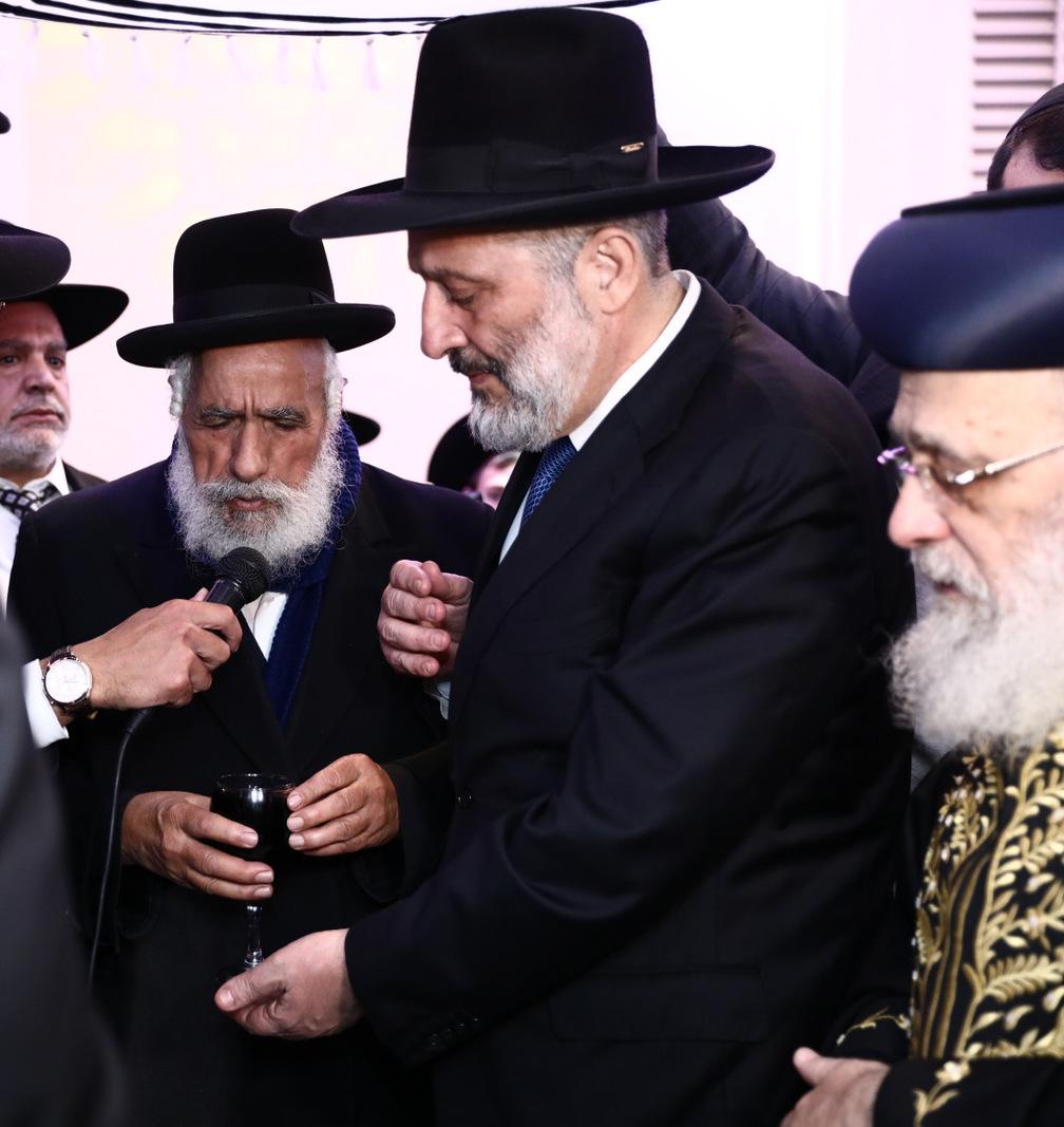 מזכה הרבים הרב יגאל כהן  חיתן את בתו הבכורה • תיעוד