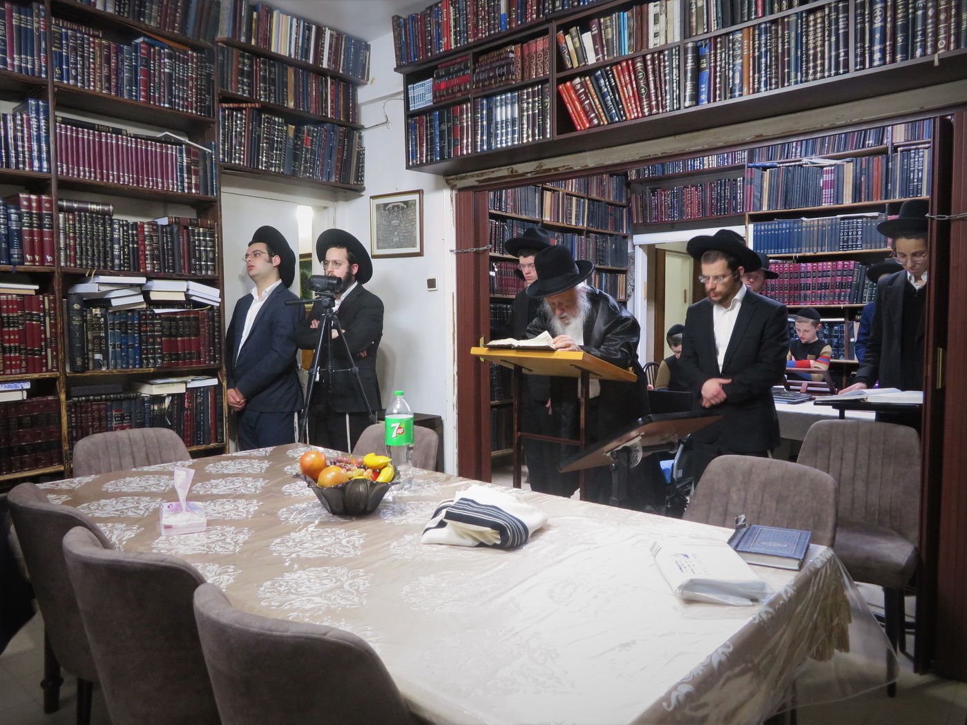 ראש הישיבה עבר לפני 'העמוד' ועלה לקבר