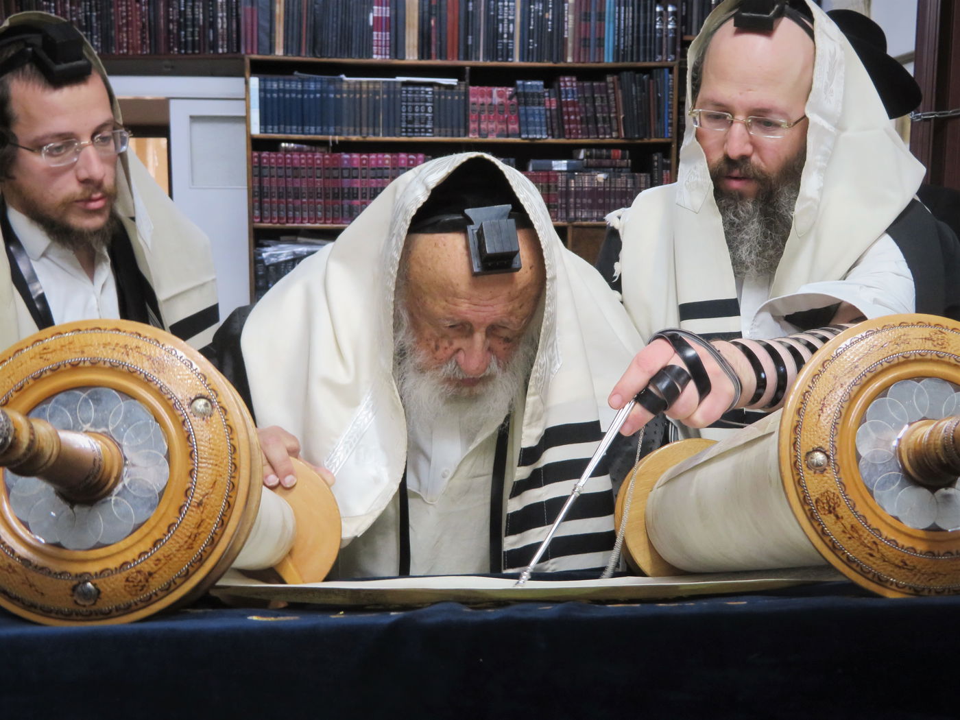 ראש הישיבה עבר לפני 'העמוד' ועלה לקבר