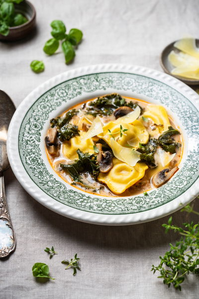 מרק עם רביולי ופטריות