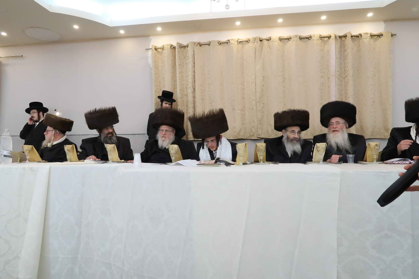 שמחת החתונה בחצרות מאקווא ו'קהל חסידים'