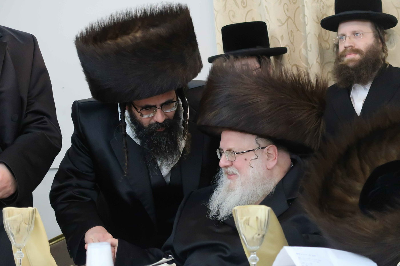 שמחת החתונה בחצרות מאקווא ו'קהל חסידים'