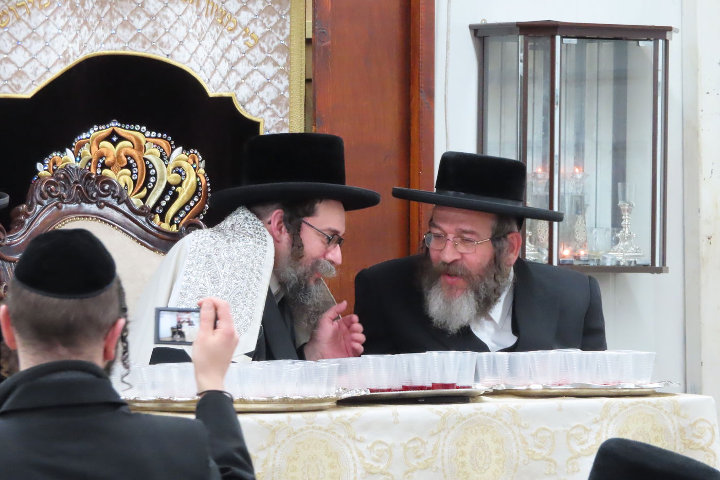 'לחיים' מיוחד: הרבי מסקולען חיזק את בחורי ישיבת צאנז