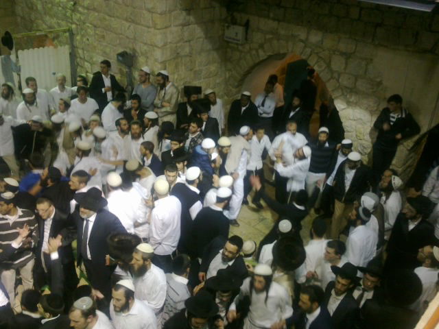 ז' אדר במירון: תפילה וריקודים • ארכיון