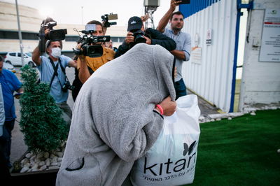 מעודה בכניסה לבית הכלא