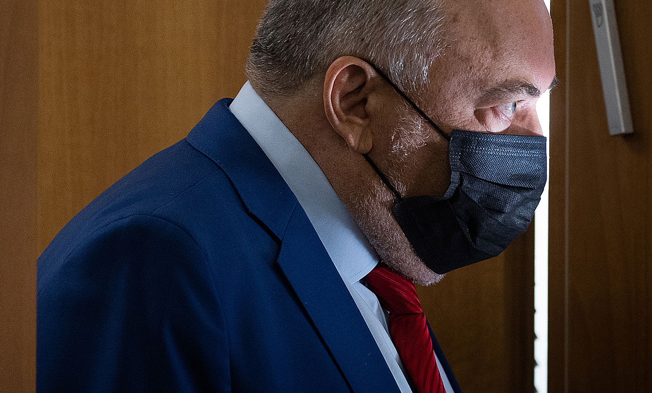 גזירה חדשה; איווט ליברמן