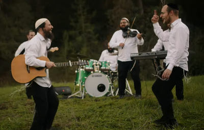 הראל טל מארח את מוטי וייס במחרוזת שמחה מקפיצה