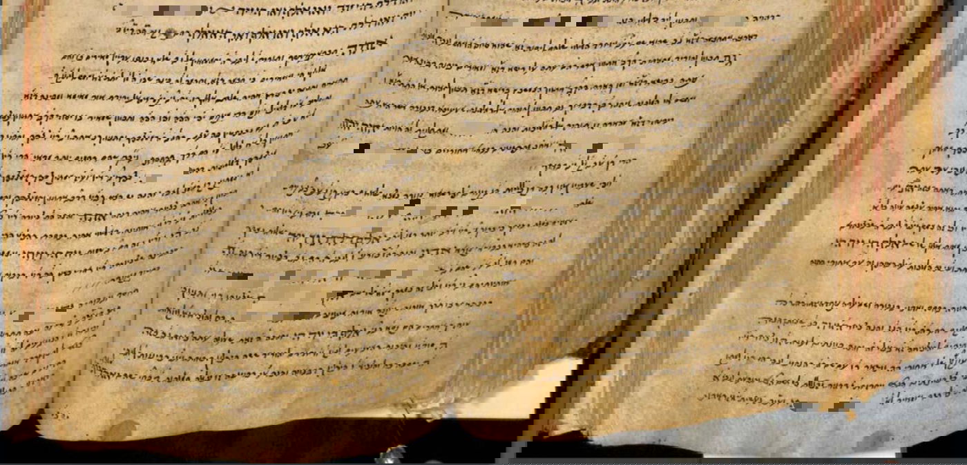 עמודים מתפילות הימים הנוראים. בתחתית: סימונים שלפי המקובל נספגו בדמעותיו של הבעל שם טוב ומעורבים בדמו