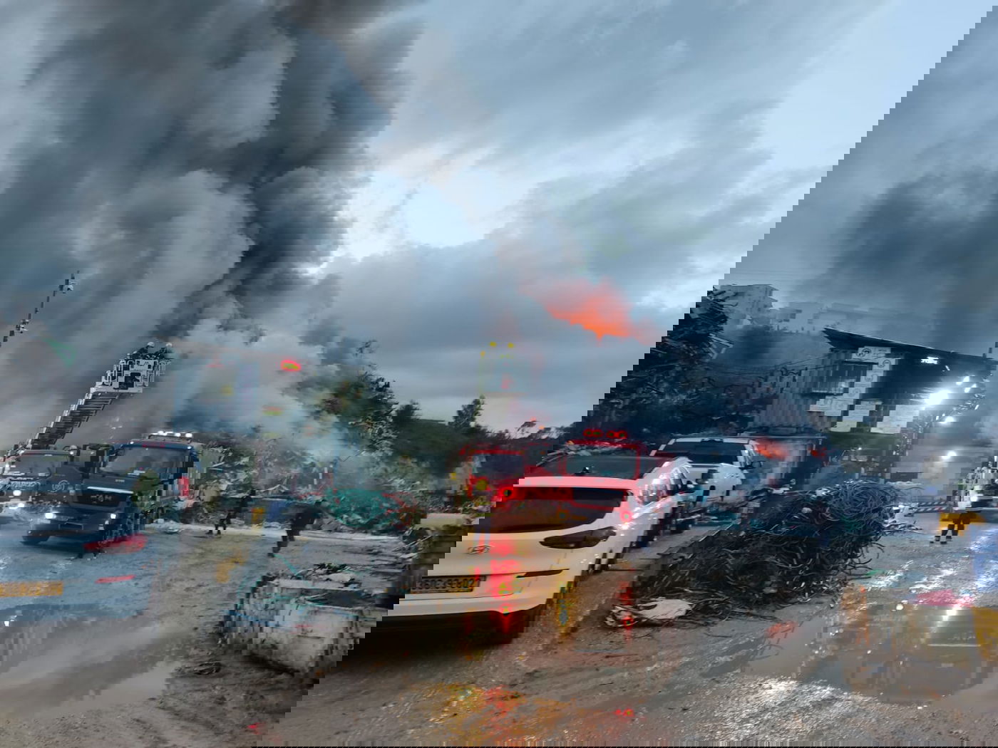 צפו: לוחמי האש בשריפת מתקן גרוטאות