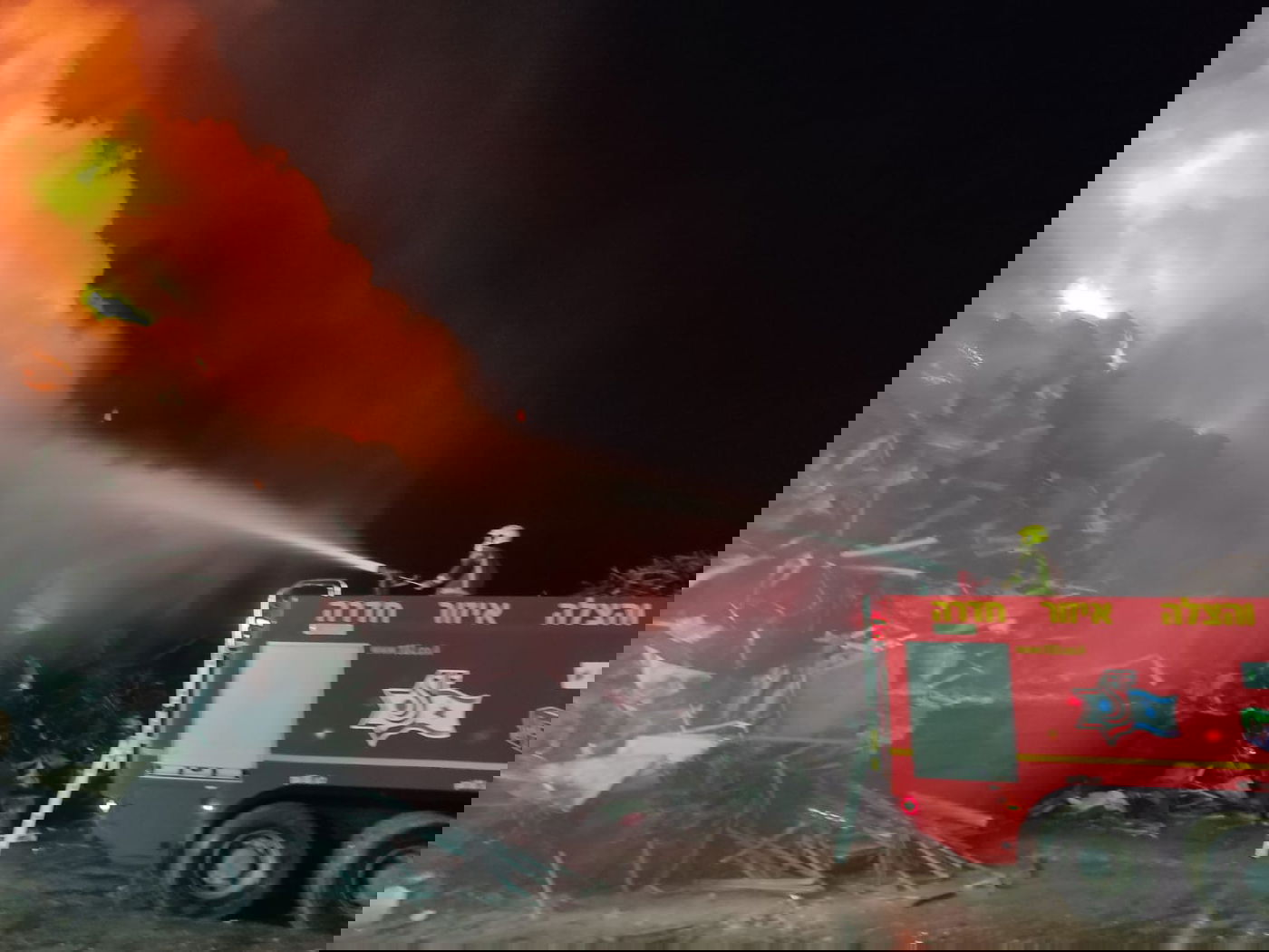 צפו: לוחמי האש בשריפת מתקן גרוטאות