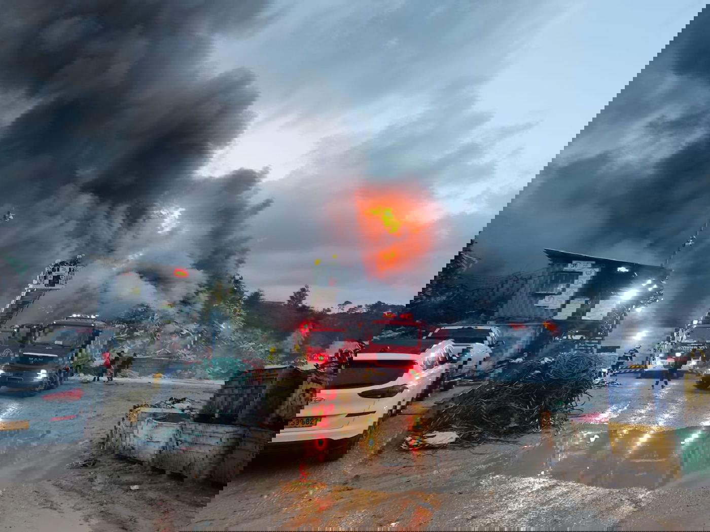 צפו: לוחמי האש בשריפת מתקן גרוטאות