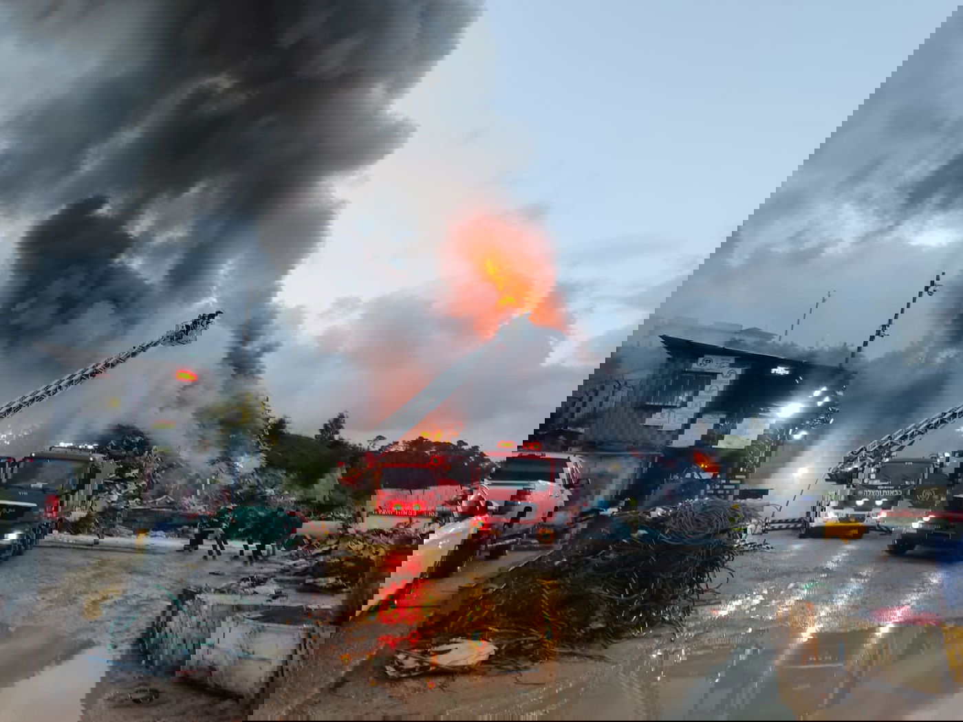 צפו: לוחמי האש בשריפת מתקן גרוטאות