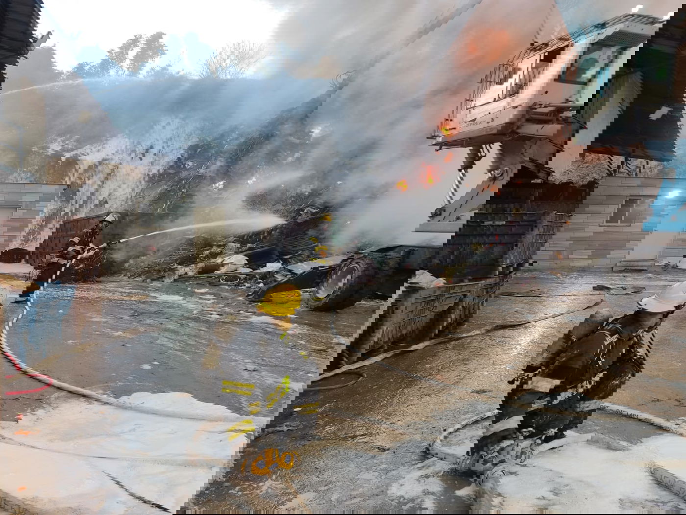 צפו: לוחמי האש בשריפת מתקן גרוטאות