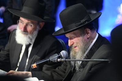 כשהמשגיח רבי דן סגל הצטרף לשירת "טאטאל'ע קומט שוין א'היים" • צפו