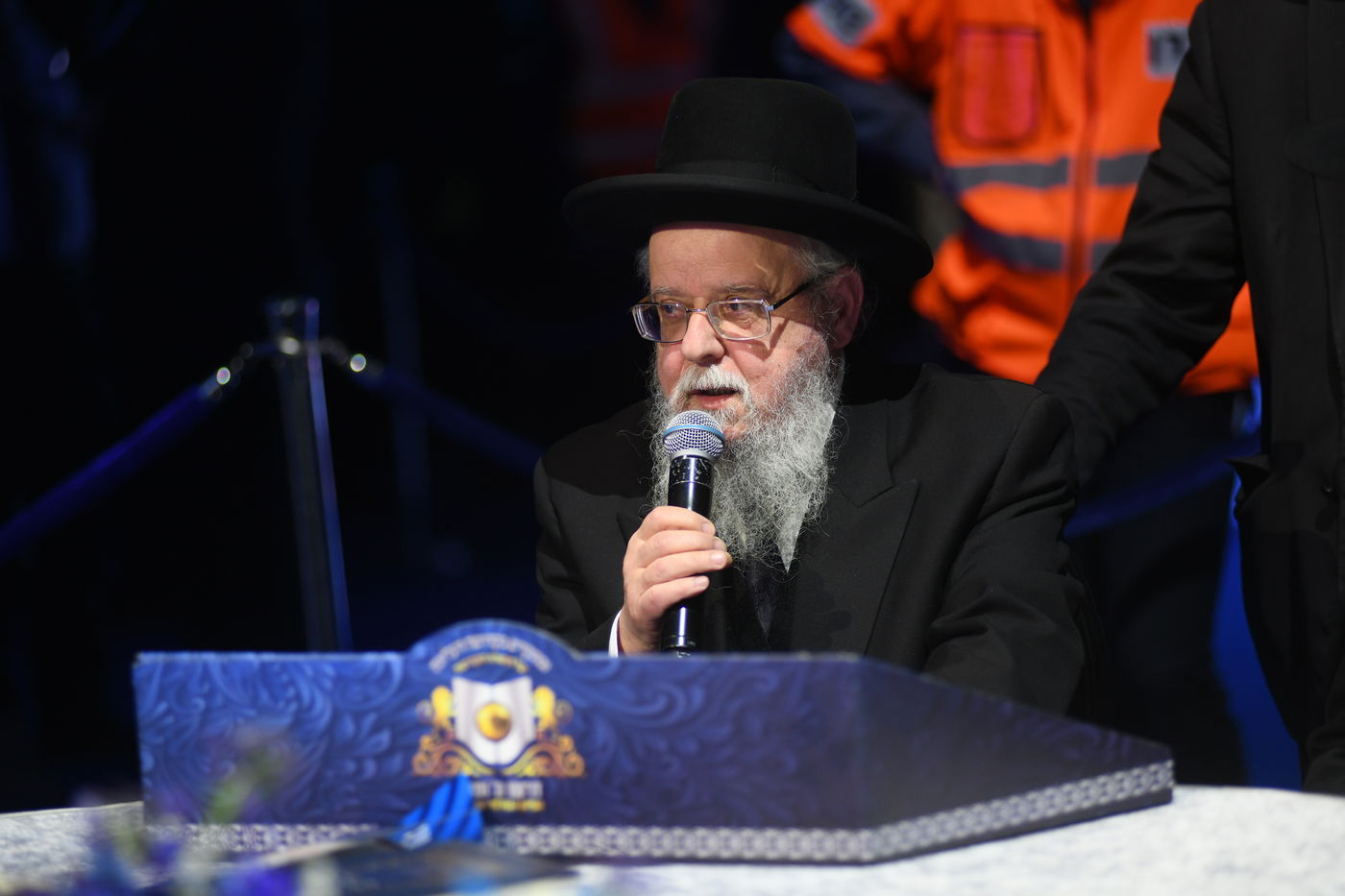 דרשו ה' ועוזו: רבבות חגגו את סיום 'הדף היומי בהלכה'; צפו