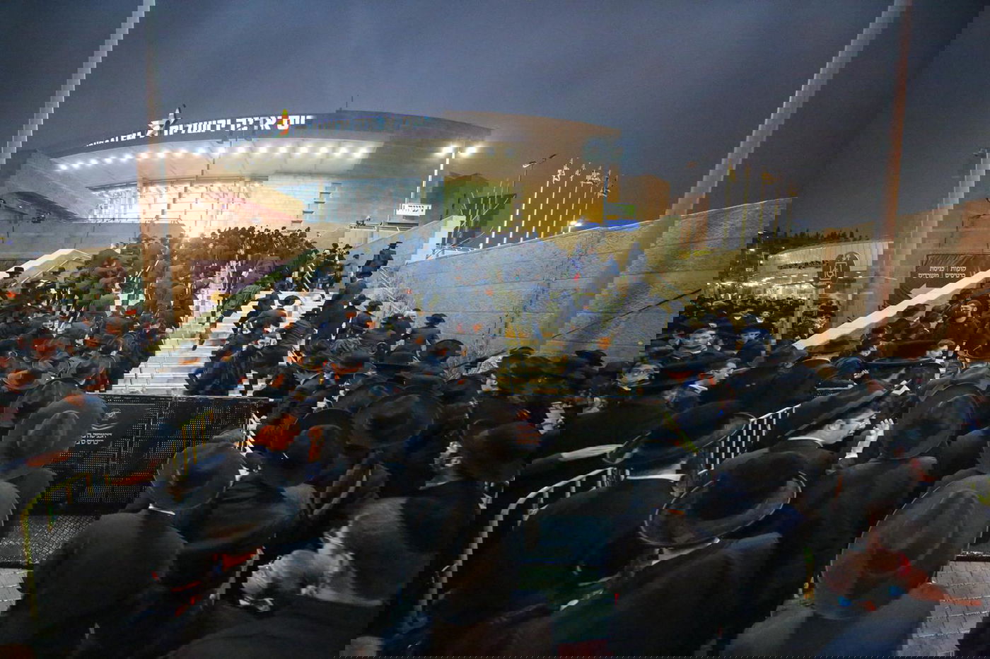 דרשו ה' ועוזו: רבבות חגגו את סיום 'הדף היומי בהלכה'; צפו