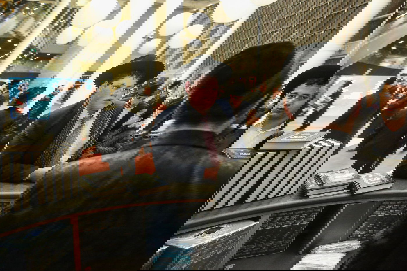 דרשו ה' ועוזו: רבבות חגגו את סיום 'הדף היומי בהלכה'; צפו