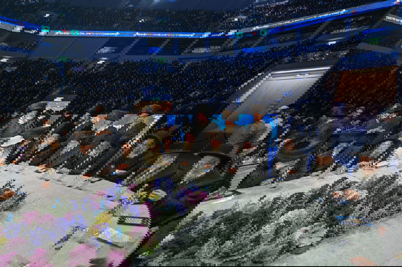 דרשו ה' ועוזו: רבבות חגגו את סיום 'הדף היומי בהלכה'; צפו