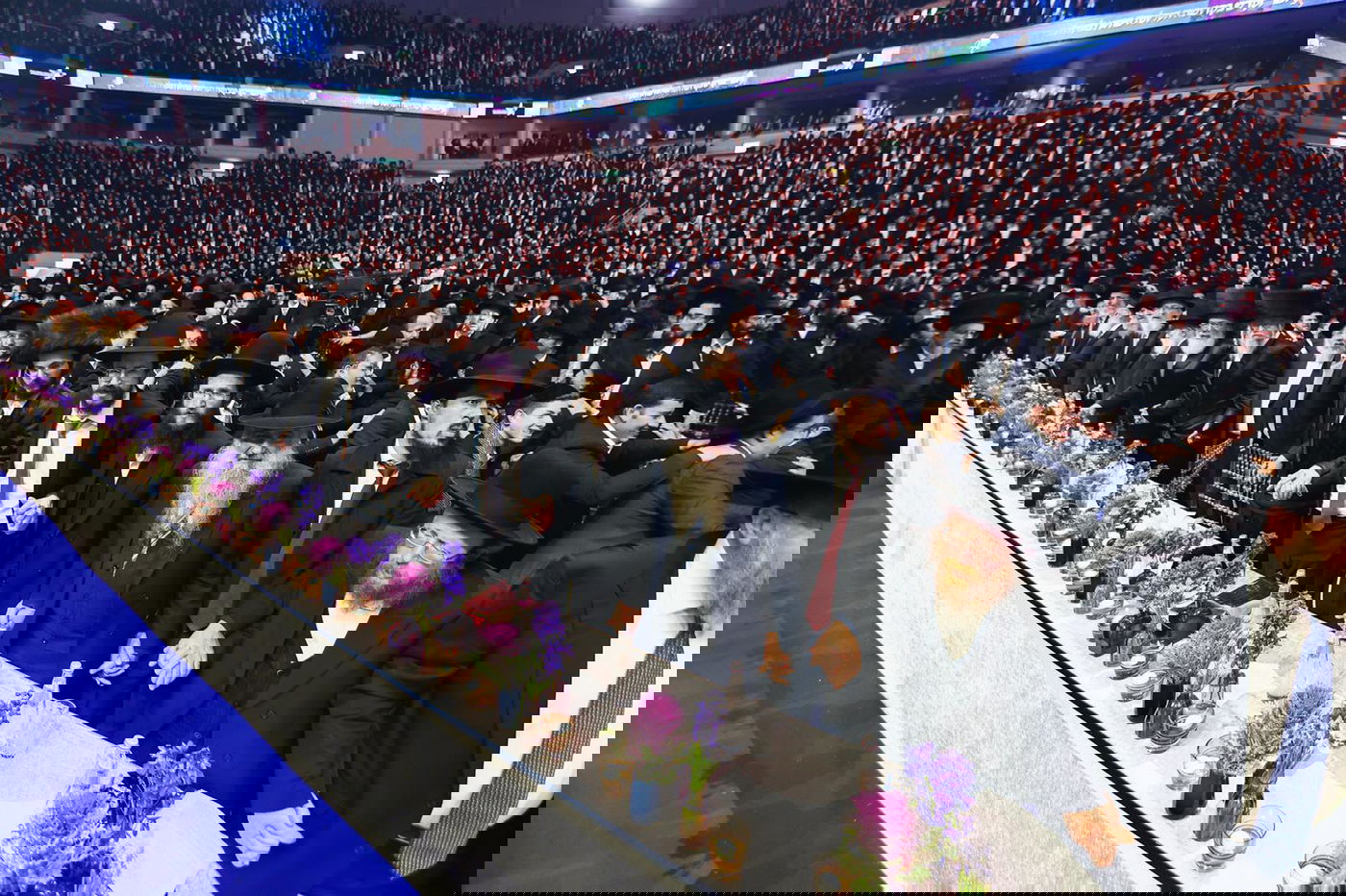 דרשו ה' ועוזו: רבבות חגגו את סיום 'הדף היומי בהלכה'; צפו