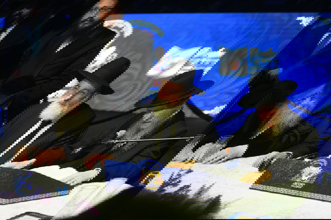 דרשו ה' ועוזו: רבבות חגגו את סיום 'הדף היומי בהלכה'; צפו