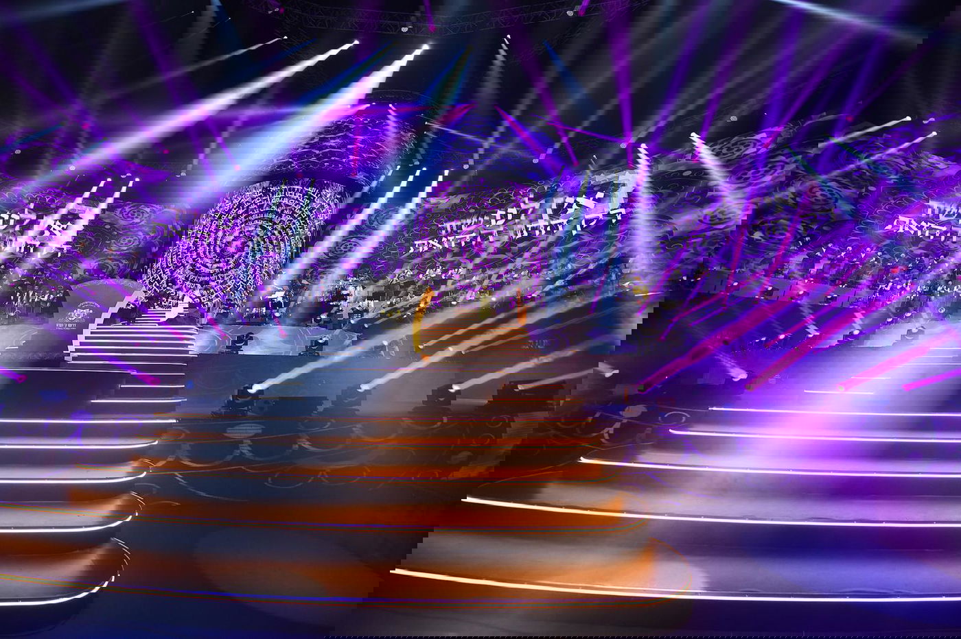 דרשו ה' ועוזו: רבבות חגגו את סיום 'הדף היומי בהלכה'; צפו