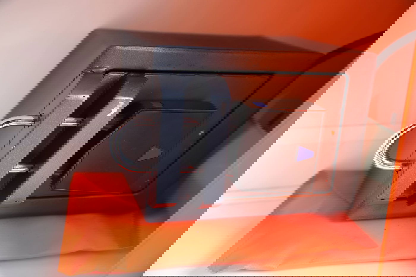 המנעול הינו יחידה עצמאית, אשר אינה דורש חיווט או התקנה מיוחדת וניתן לשימוש בקלות