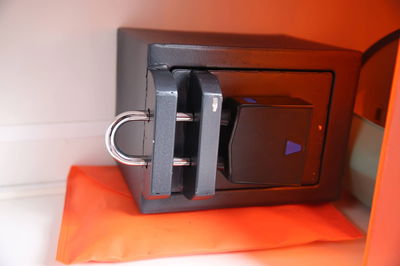 המנעול הינו יחידה עצמאית, אשר אינה דורש חיווט או התקנה מיוחדת וניתן לשימוש בקלות