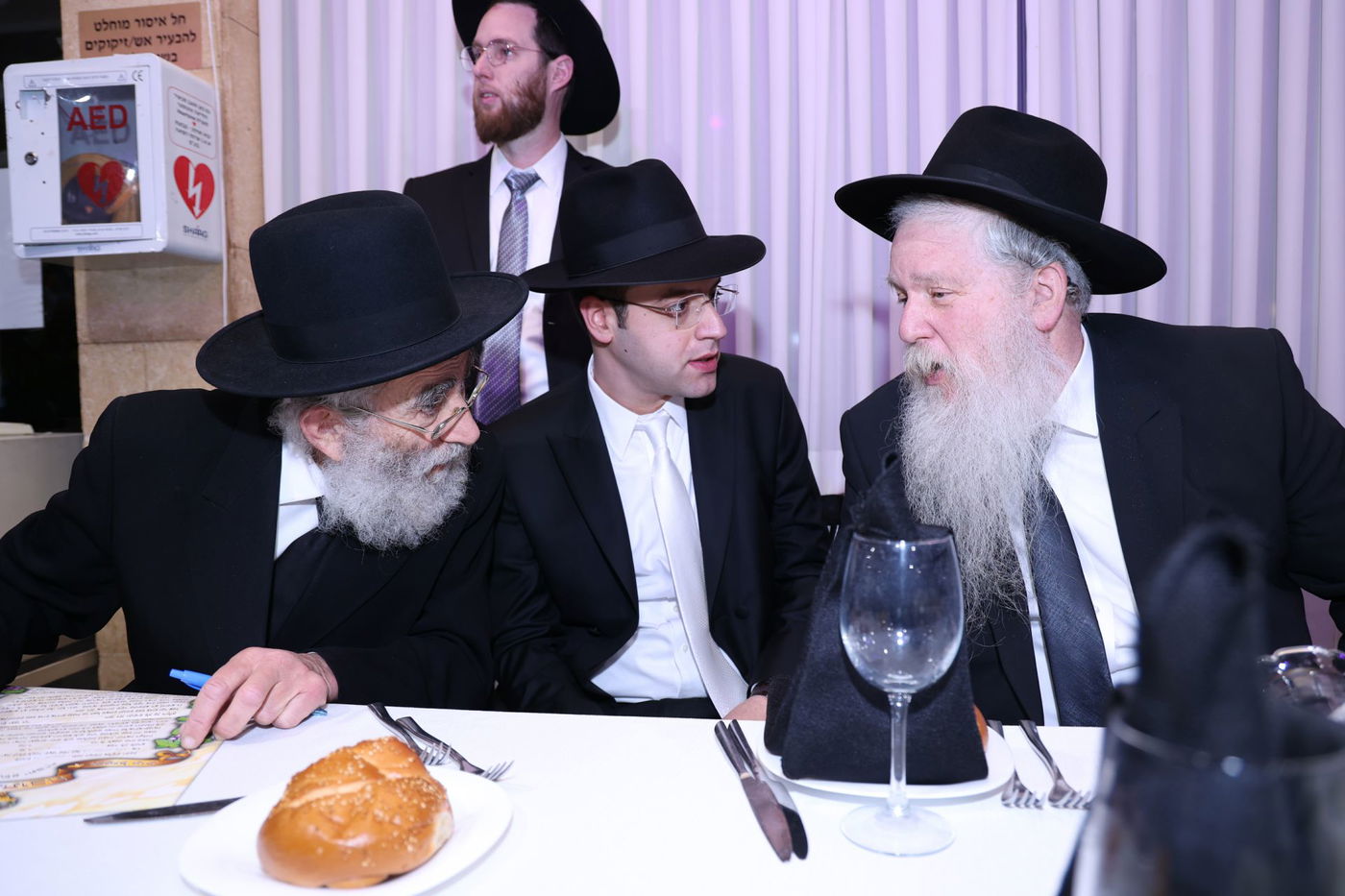 נדיר: חבר 'המועצת' יצא לחתונת נכדו • צפו