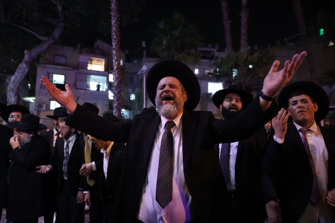 תיעוד: הכנסת ספר תורה לישיבת 'אוהל יוסף'