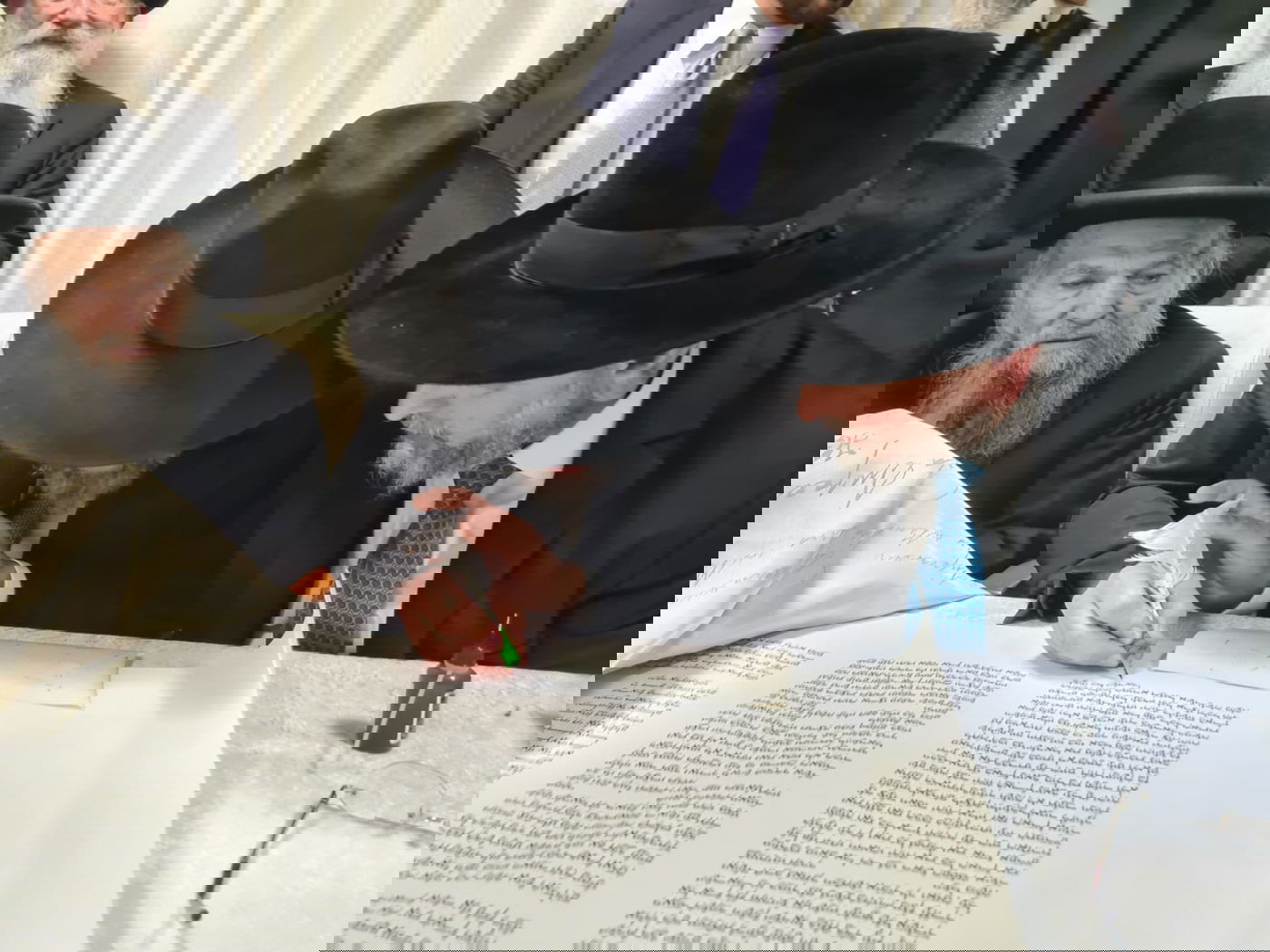 תיעוד: הכנסת ספר תורה לישיבת 'אוהל יוסף'