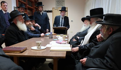 משלחת יד לאחים ביקרה אצל בד"צ 'העדה החרדית'