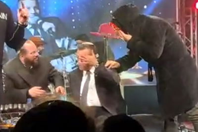 המיקרופון נפל על ראשו: ראש העיר ליאון נפצע קל