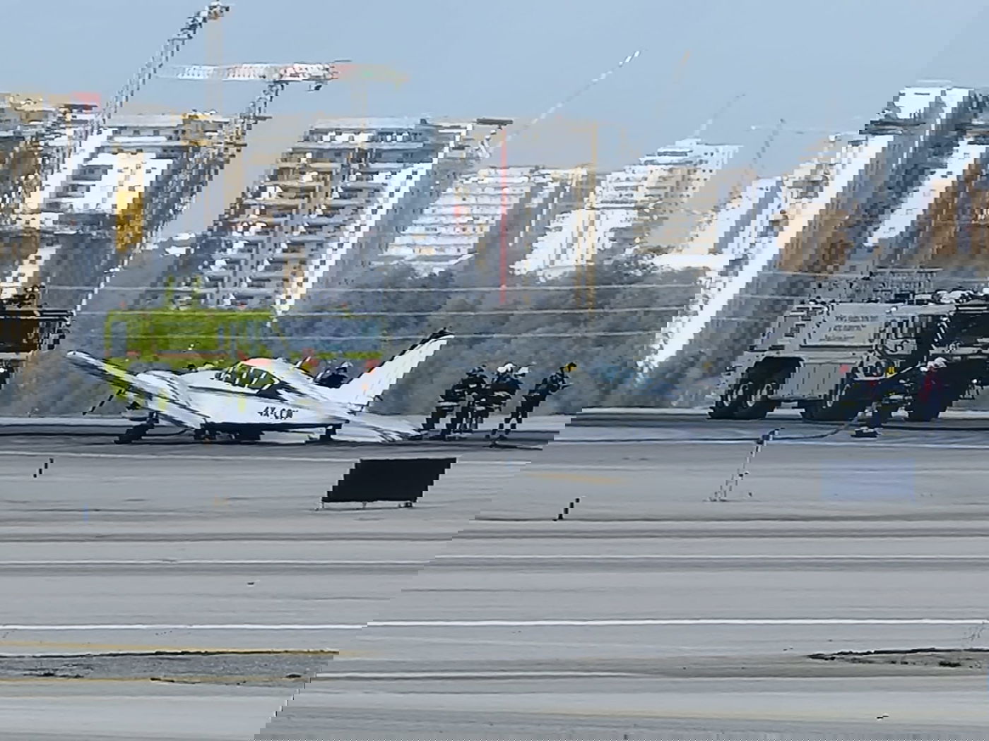 מטוס קל עם 2 נוסעים היה בסכנה • צפו בנחיתה