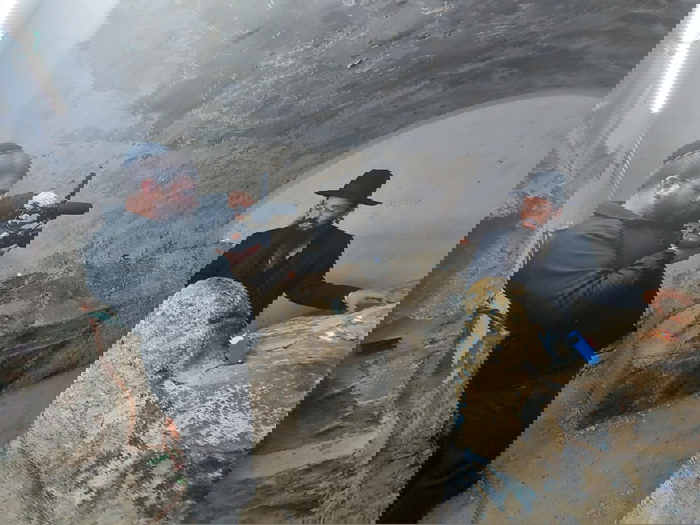 מגלים את הסגולה לרבים. בצילומים במתחם הציון