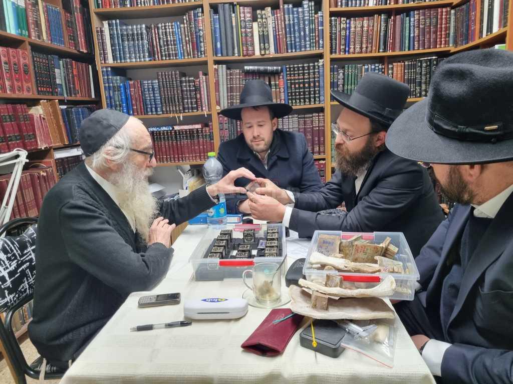 שירות הגהה לבדיקת ושיפוץ תפילין ומזוזות על פי כל דקדוקי הכשרות