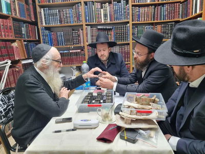 שירות הגהה לבדיקת ושיפוץ תפילין ומזוזות על פי כל דקדוקי הכשרות