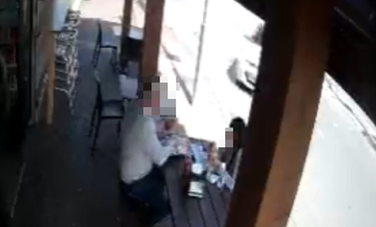 הסועדים - רגע לפני ההתנגשות