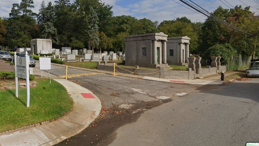 הכניסה לבית העלמין 'ברון הירש'