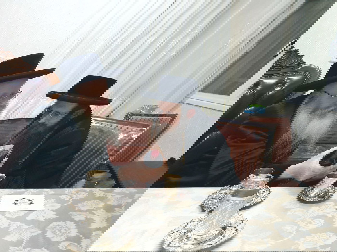 הרבי מקרעטשניף קרית גת ביקר את אחיו שבירך את ה'הויז בחור'