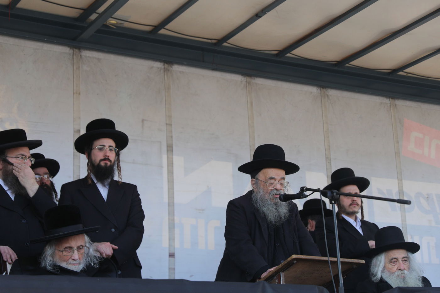 אנשי 'העדה החרדית' הפגינו מול משרד השיכון; צפו