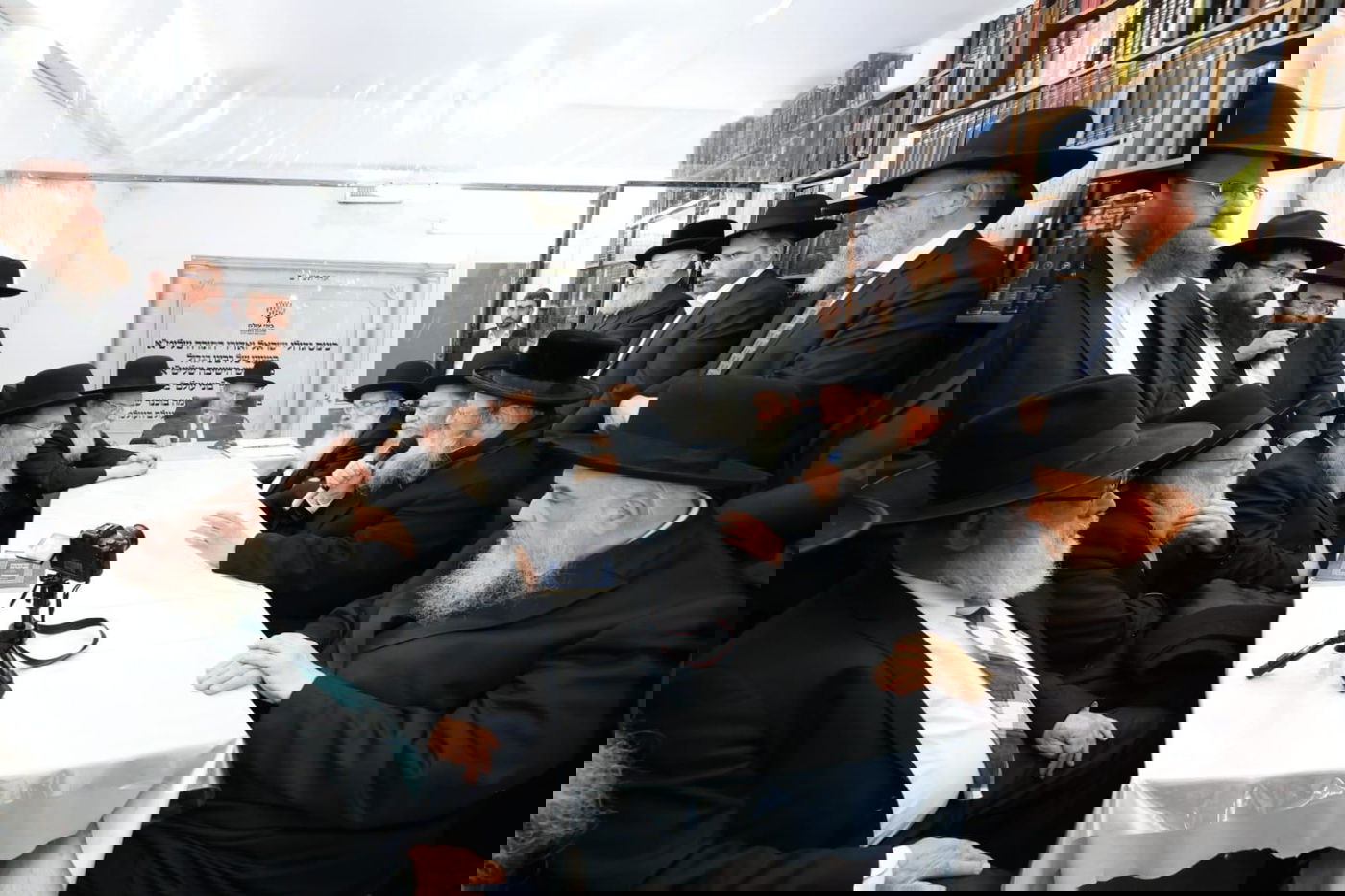 בכינוס בבית הגרג אדלשטיין בהשתתפות הגרש שטיינמן,  הגרמש אדלשטיין הגרמש קליין והגרא ברוידא