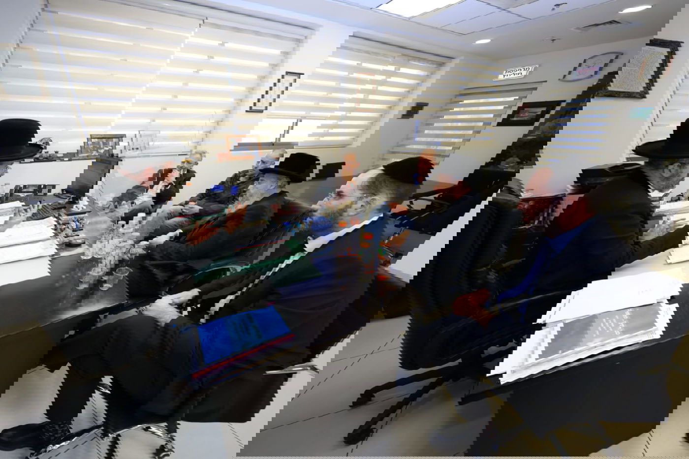 בהתייעצות הלכתית בלשכת הרהר הגרד לאו עם פרופ אדריאן שולמן יור אילה ודר רועי סלע מנהל מעבדת IVF במדיקל סנטר הרצליה