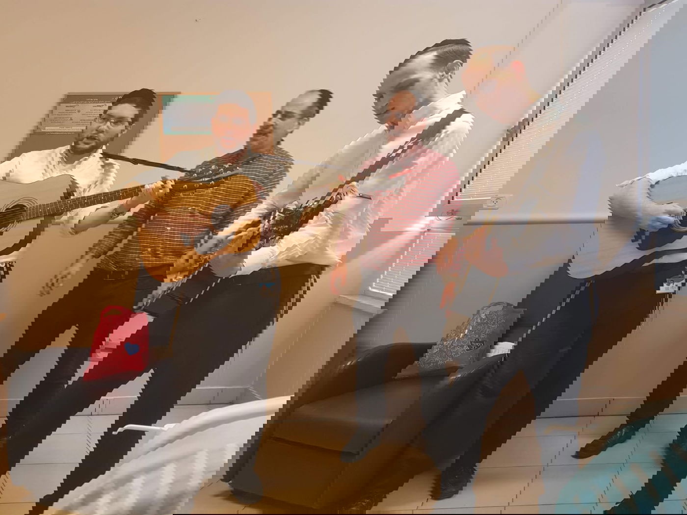 מימין: הבן בנימין אשר ז"ל משמח חולים עם אביו יבדלחט"א