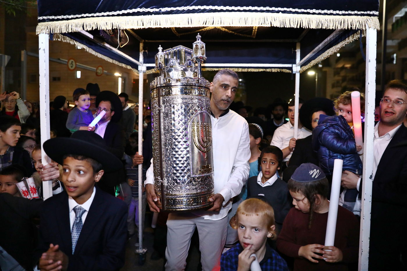 הקהילה התימנית חגגה הכנסת ספר תורה לבית כנסת חדש