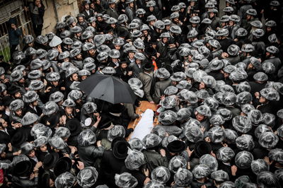 תיעוד דומע מהלווית הרבנית מתולדות אהרן
