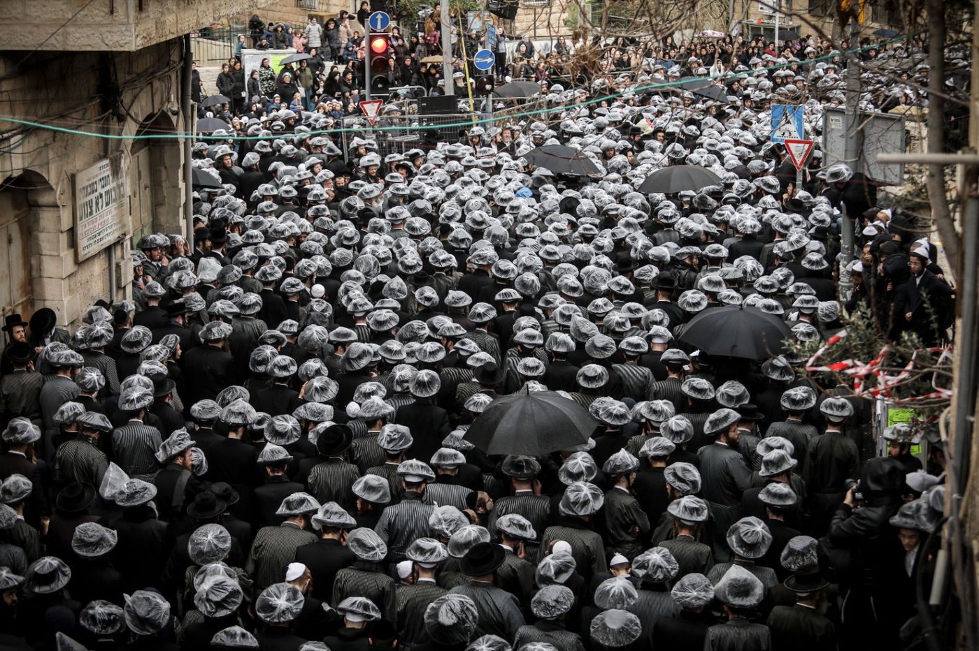 תיעוד דומע מהלווית הרבנית מתולדות אהרן