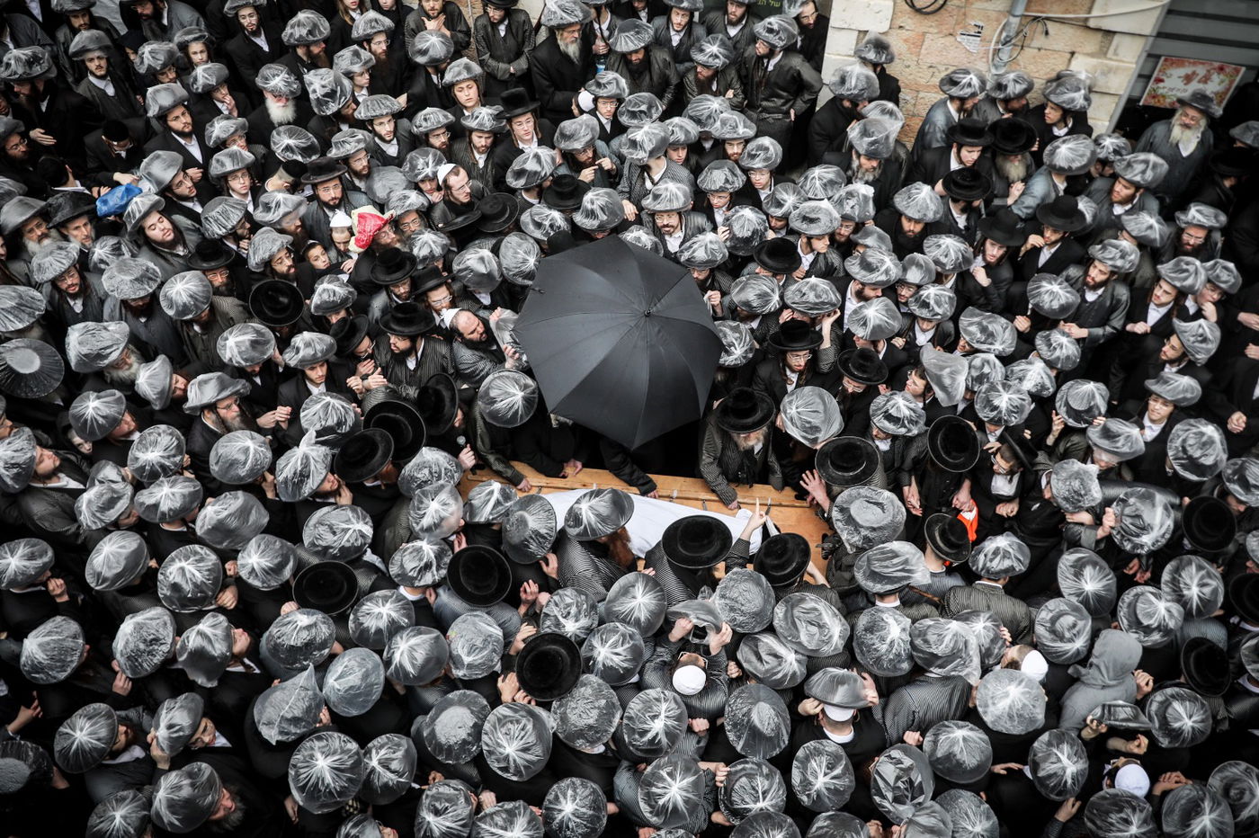 תיעוד דומע מהלווית הרבנית מתולדות אהרן