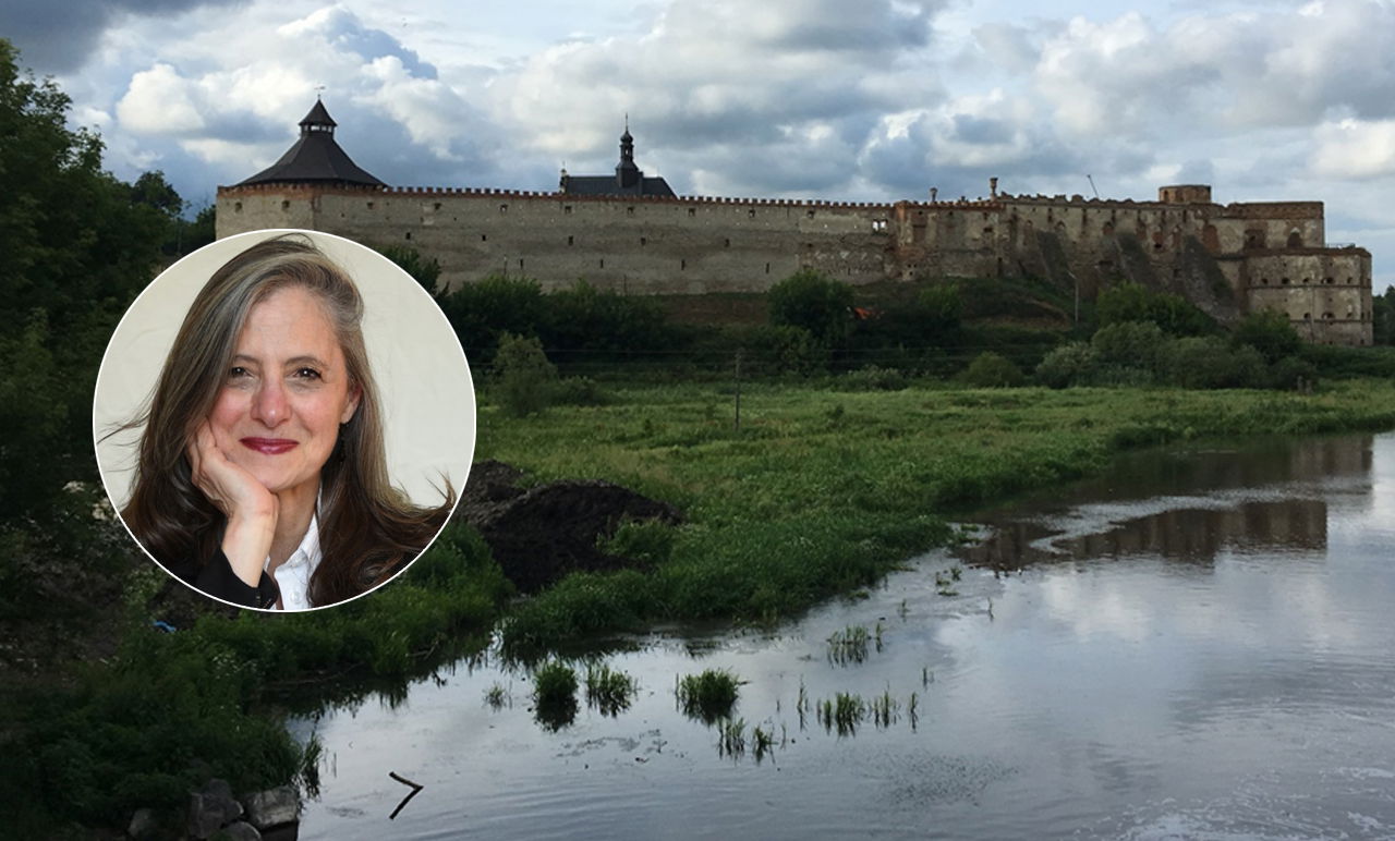 ד"ר ננסי סינקוף על רקע טירת צ'רטוריסקי במז'יבוז'