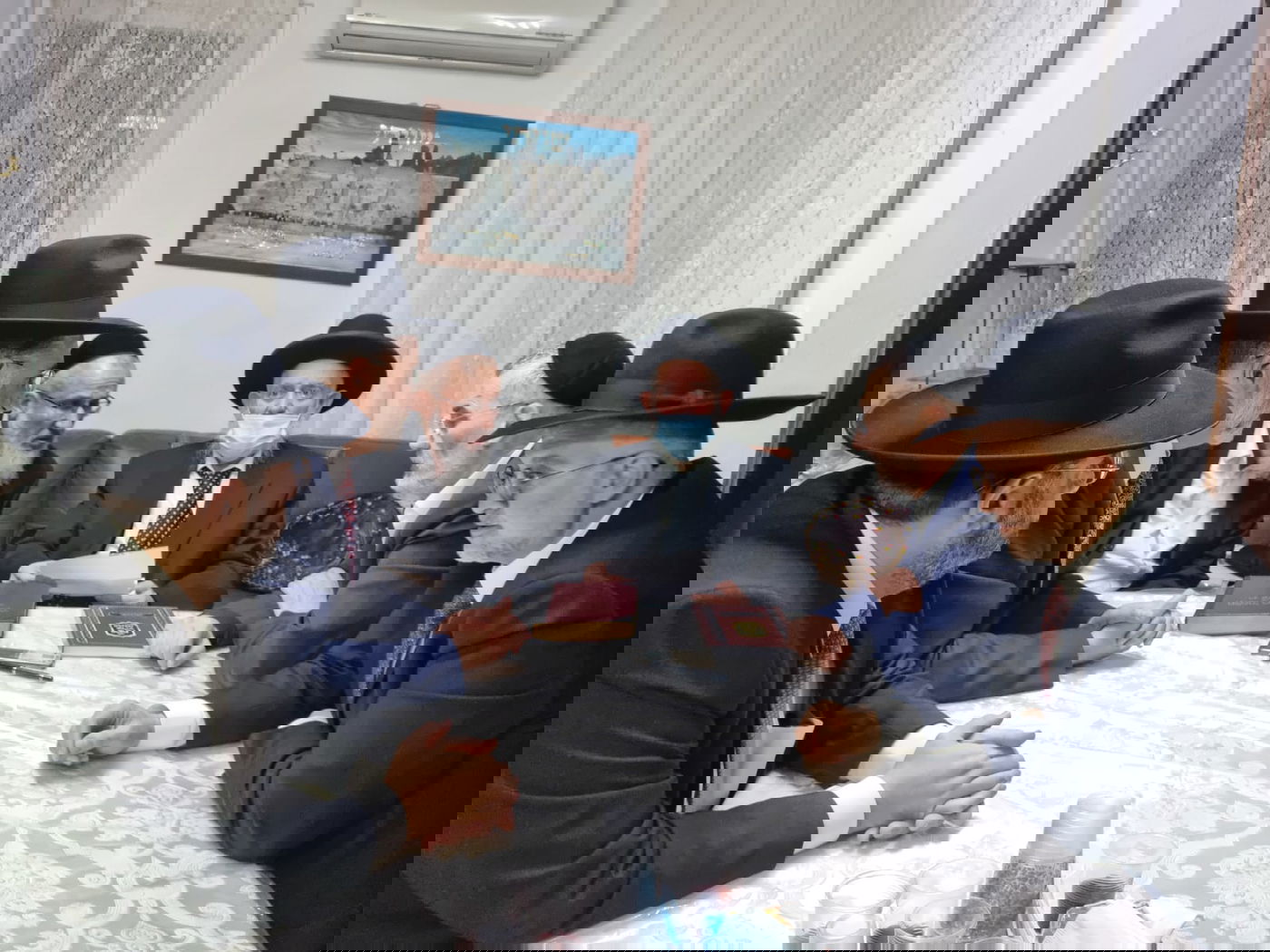 חברי סיעת ש"ס במעונו של הגר"י כהן